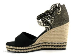 Tamaris 1-28344-20 Black - Sandale Femme Avec Ruban - Talon Compense 11 Tamaris 1-28344-20 Black - Sandale Femme Avec Ruban - Talon Compense -Chaussures À La Mode cd24607c73b9e66c561f35ea11d5d5ef img 7423.jpg 180372